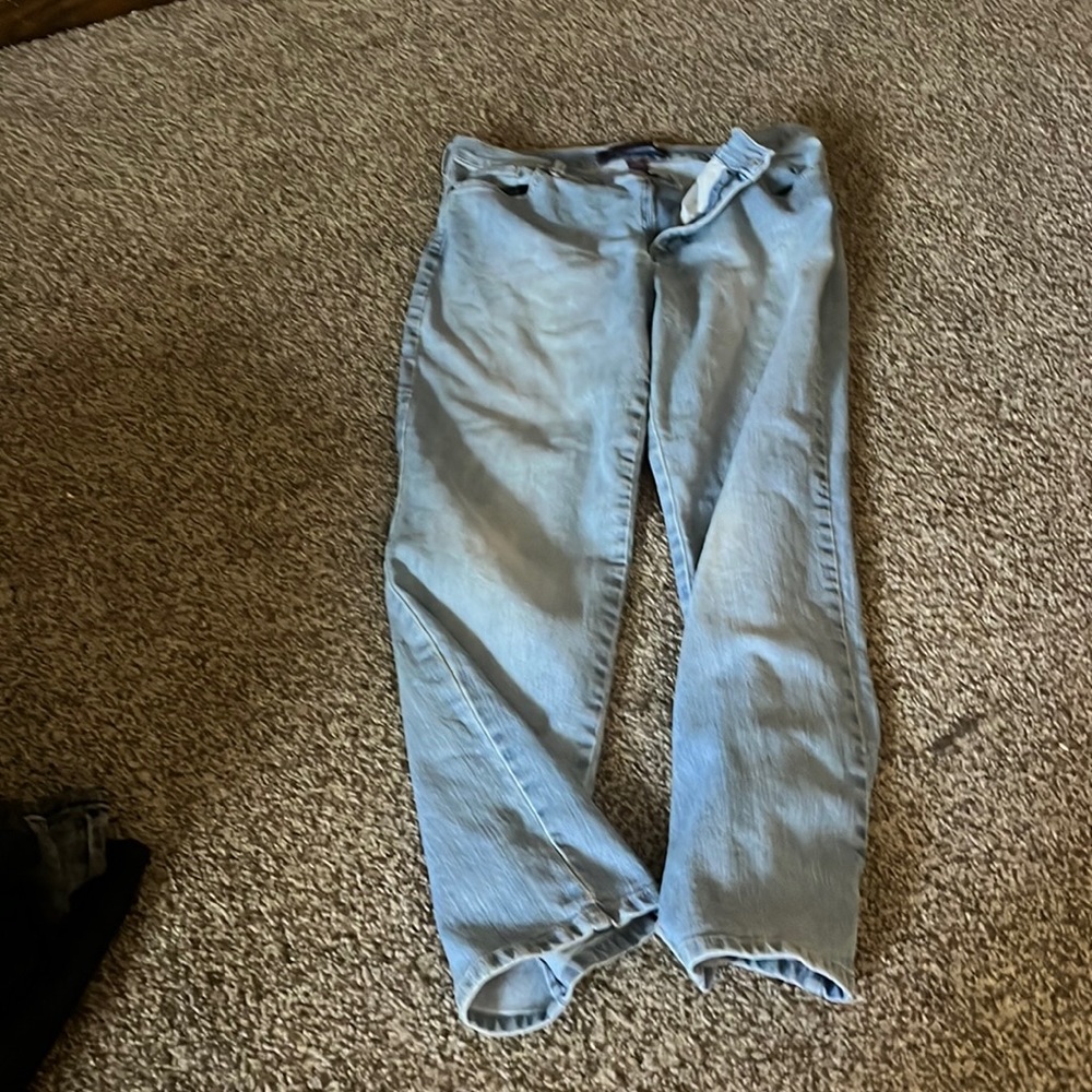 Size 12 R. Gloria Vanderbilt jeans.